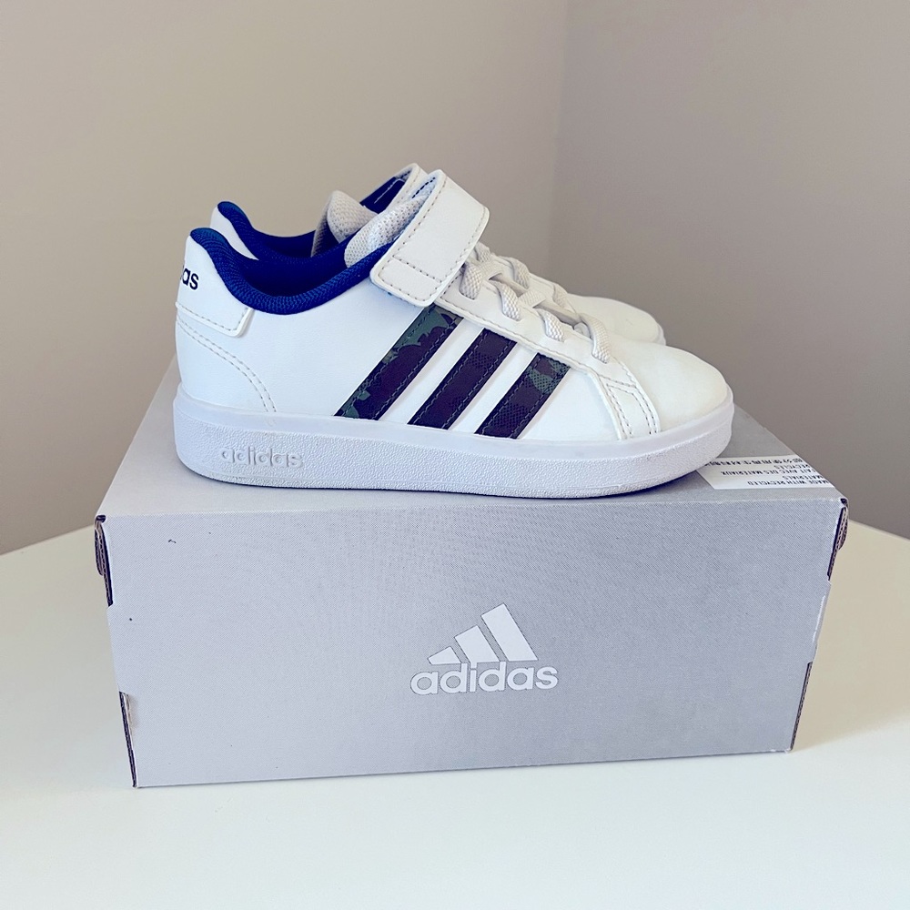 Adidas Grand Court 2.0 Kids Shoes White, camo stripes with blue